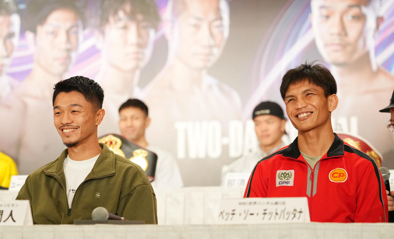 会見で笑顔を見せる中谷（左）とペッチ・ソー・チットパッタナ（撮影・横山健太）
