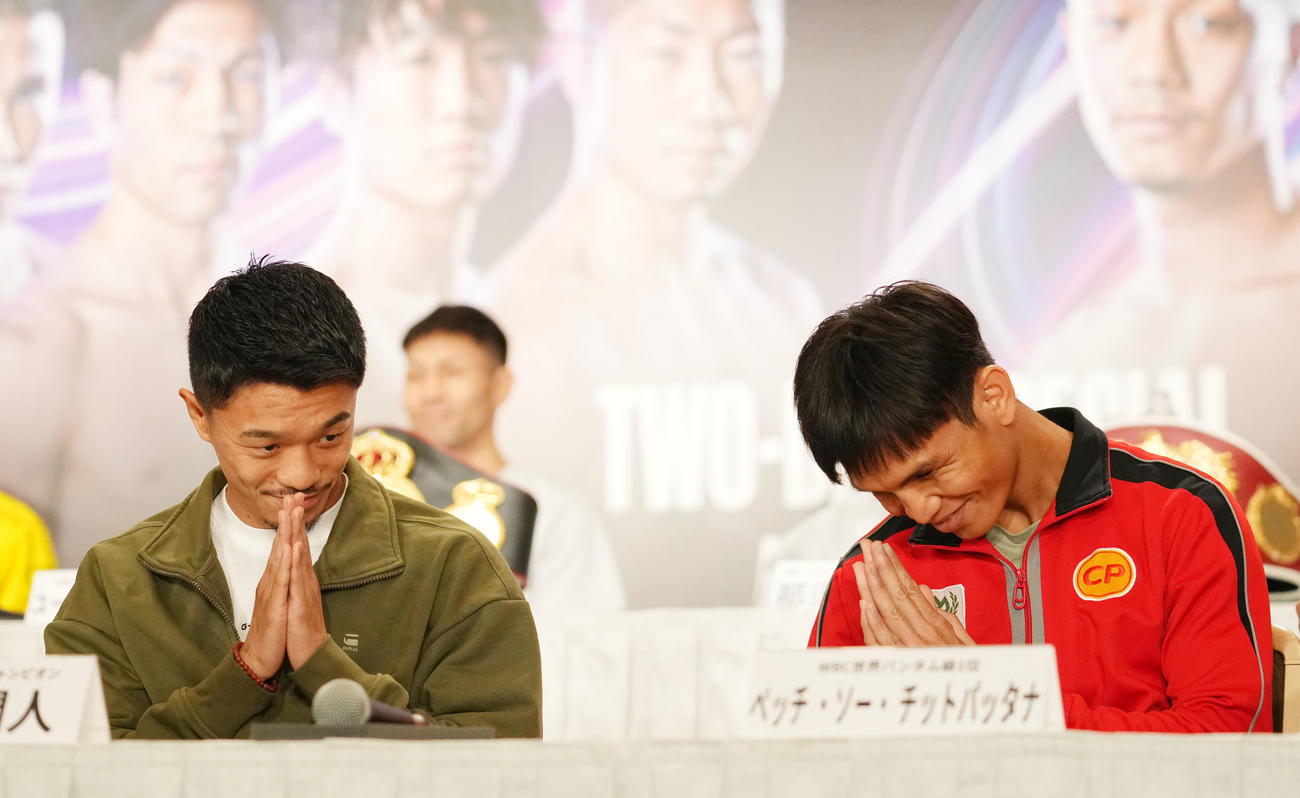 会見で笑顔を見せる中谷（左）とペッチ・ソー・チットパッタナ（撮影・横山健太）