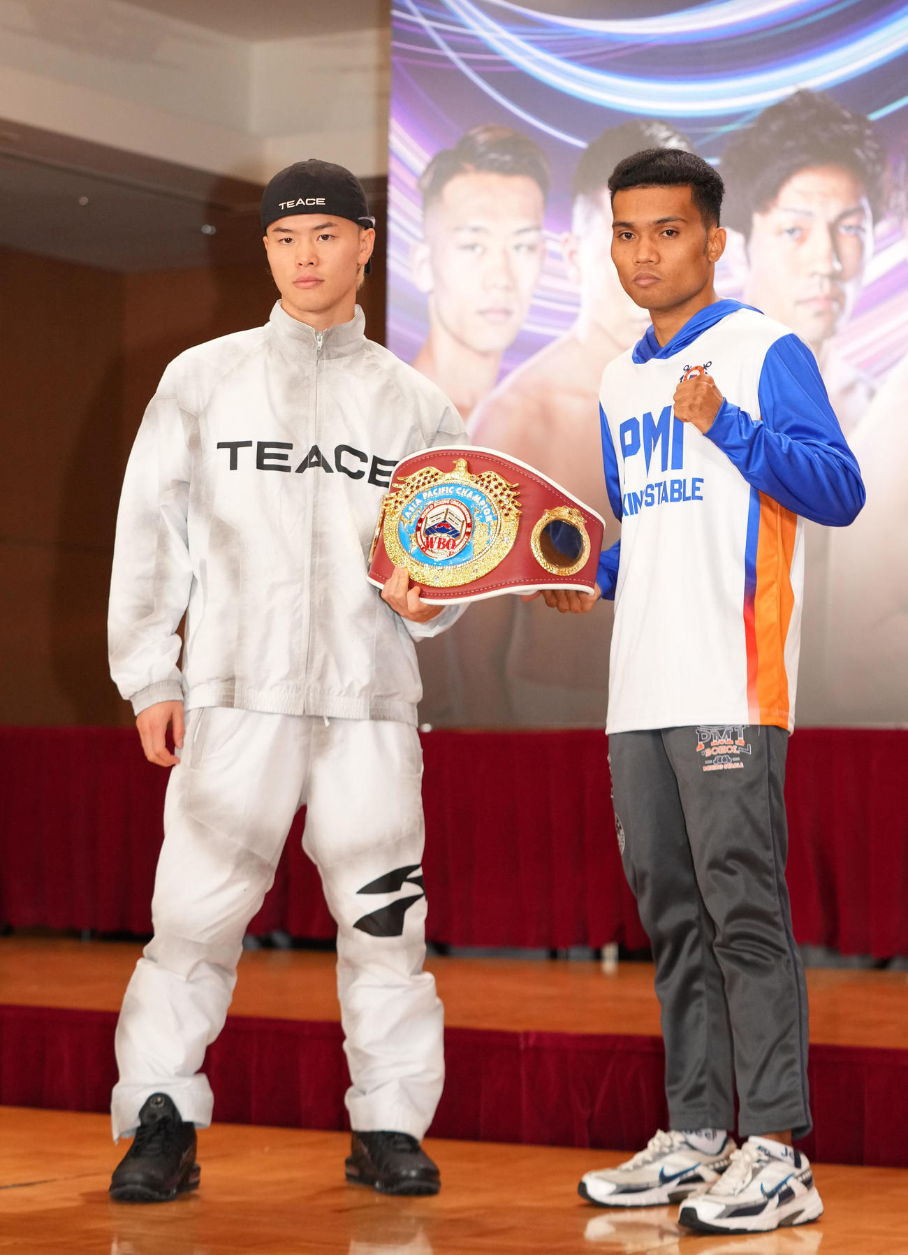 ポーズを決める那須川（左）とジェルウィン・アシロ（撮影・横山健太）