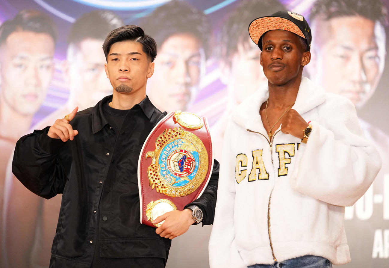 ポーズを決める田中（左）とプメレレ・カフ（撮影・横山健太）
