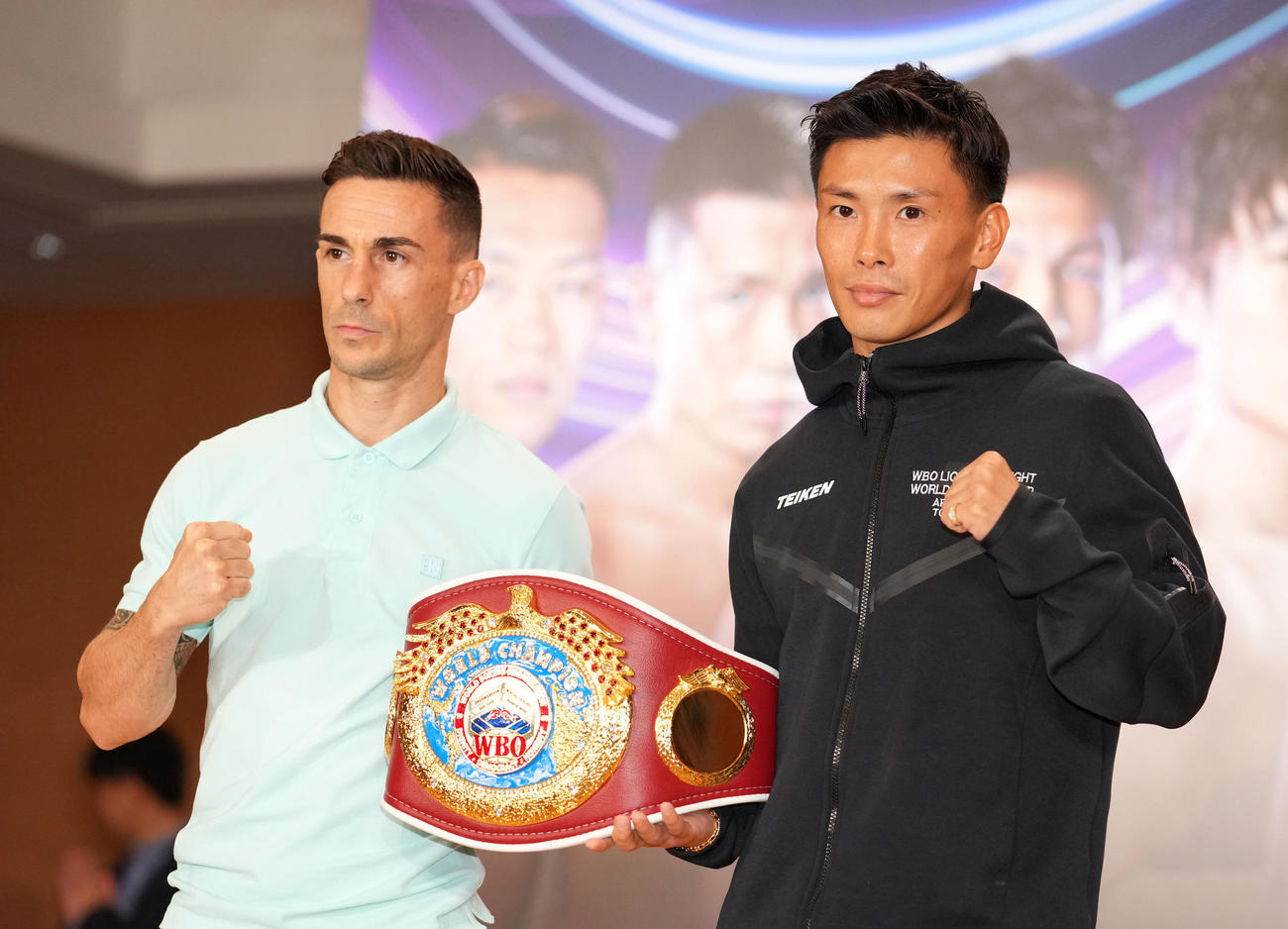 ポーズを決める岩田（右）とハイロ・ノリエガ（撮影・横山健太）