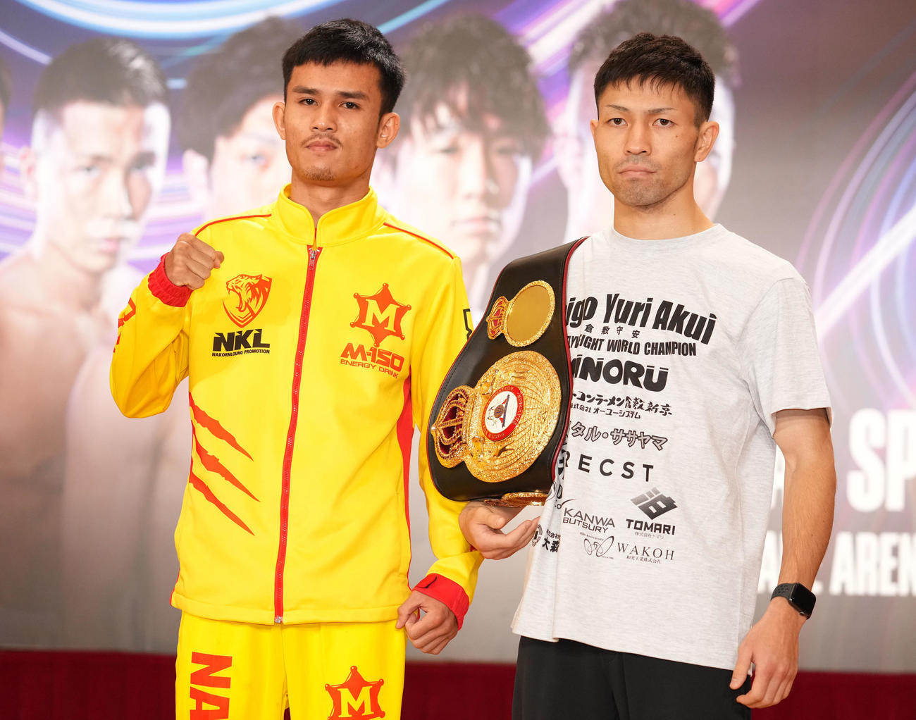 ポーズを決めるユーリ阿久井（右）とタナンチャイ・チャルンパック（撮影・横山健太）