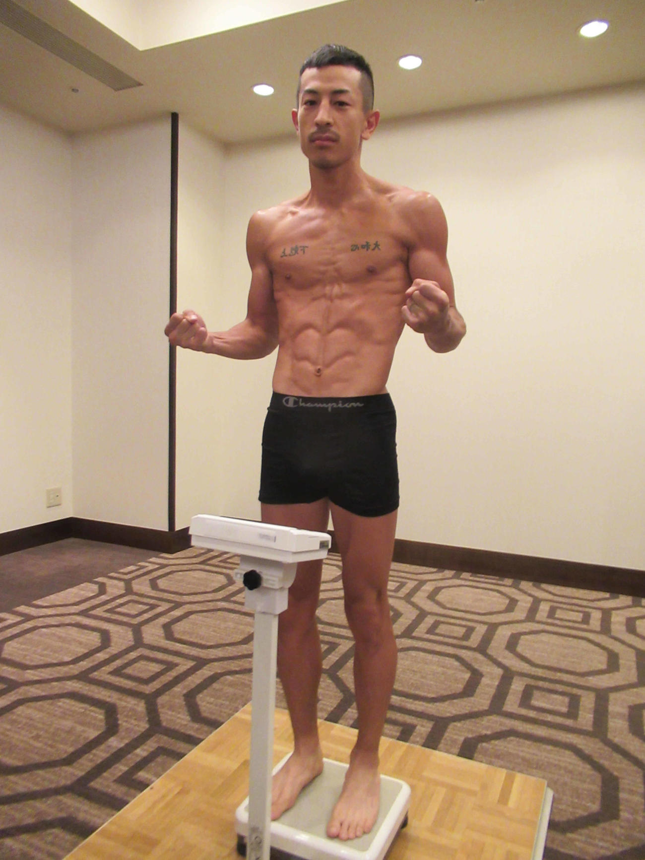 当日計量をクリアした矢吹（撮影・実藤健一）