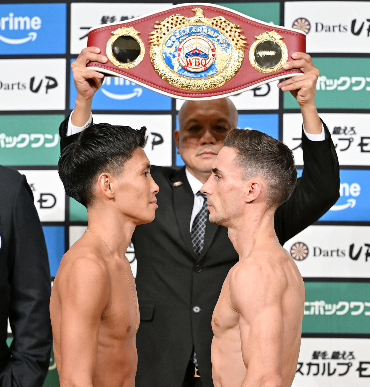 フェースオフで向かい合う岩田（左）とノリエガ（撮影・滝沢徹郎）