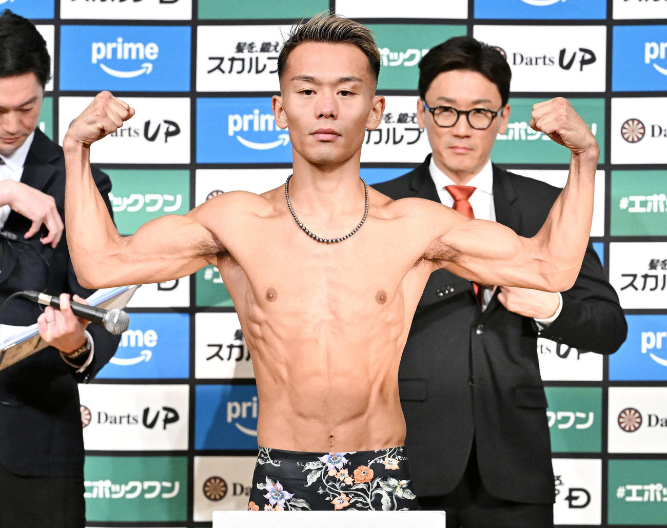 計量をクリアしポーズを決める堤（撮影・滝沢徹郎）