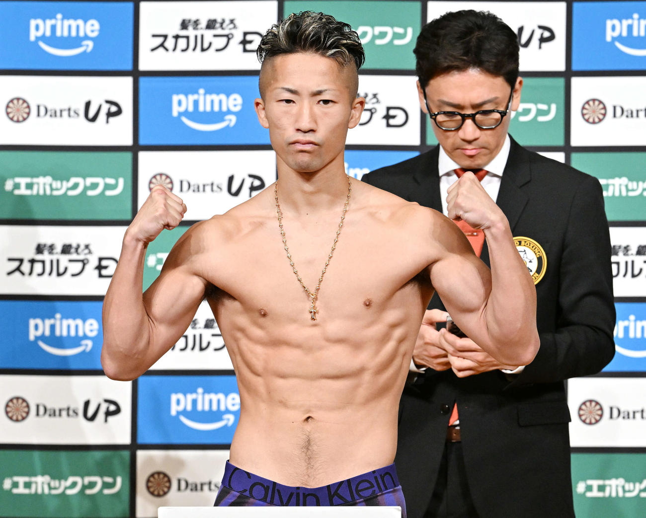計量をクリアしポーズを決める井上拓（撮影・滝沢徹郎）