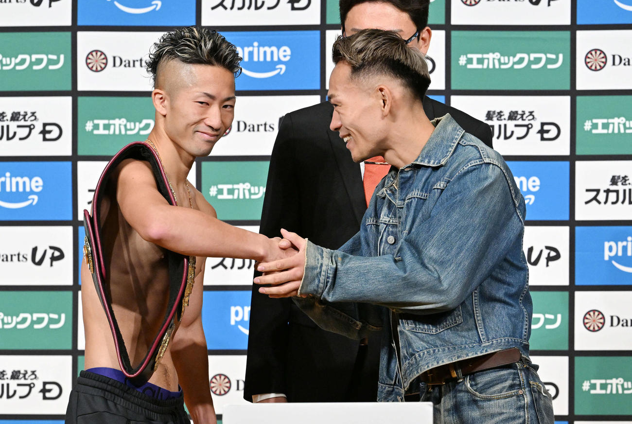 計量をクリアし握手を交わす井上拓（左）と堤（撮影・滝沢徹郎）