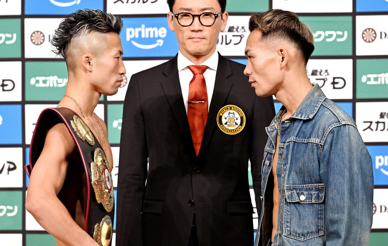 フェースオフで向かい合う井上拓と堤（撮影・滝沢徹郎）
