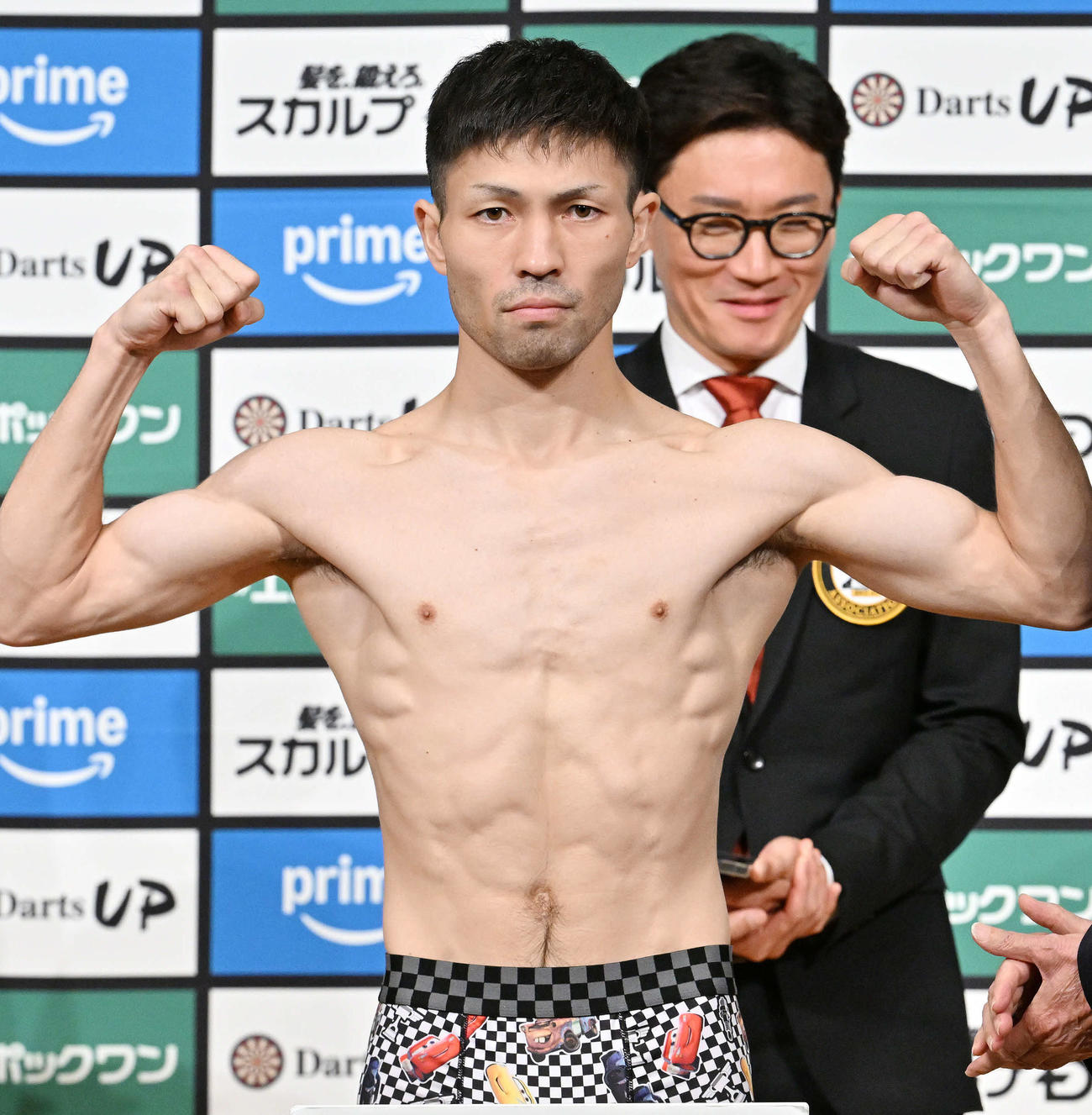 計量をクリアしポーズを決めるユーリ阿久井（撮影・滝沢徹郎）