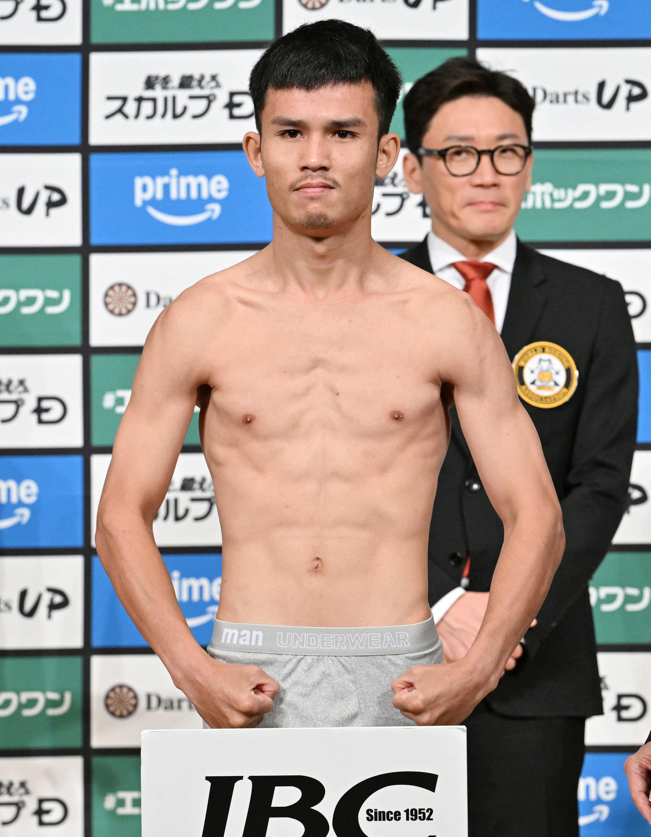 計量をクリアしポーズを決めるタナンチャイ（撮影・滝沢徹郎）