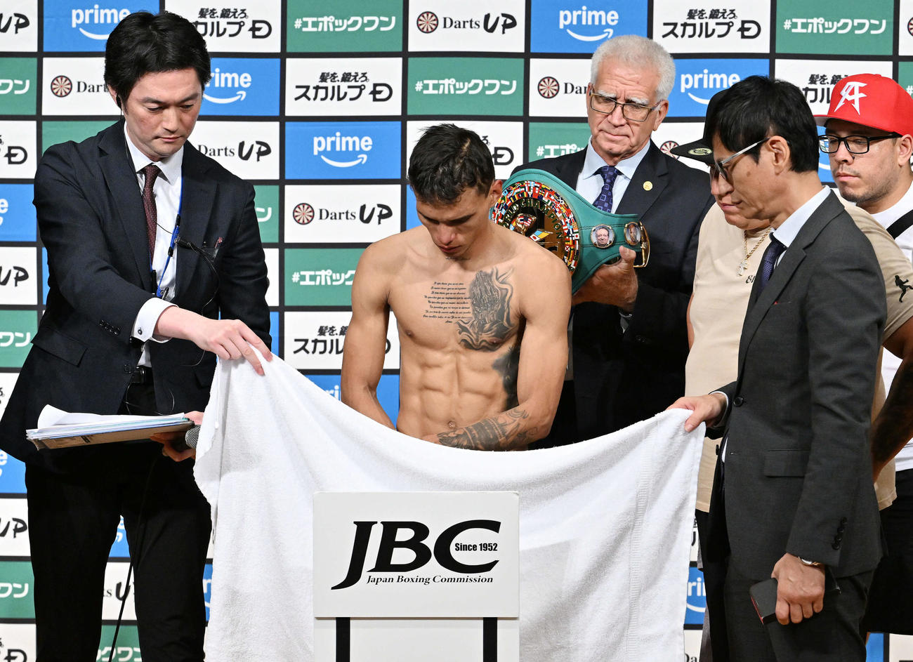 下着を脱いで計量に臨むロサレス（撮影・滝沢徹郎）