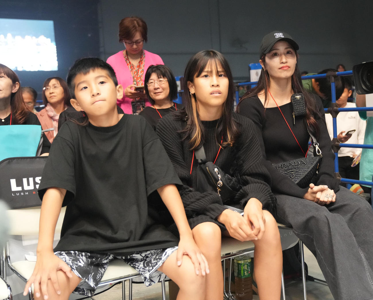 試合を見つめる矢吹ファミリー（左から）息子・克羽さん、長女・夢月さん、妻・恭子さん（撮影・森本幸一）