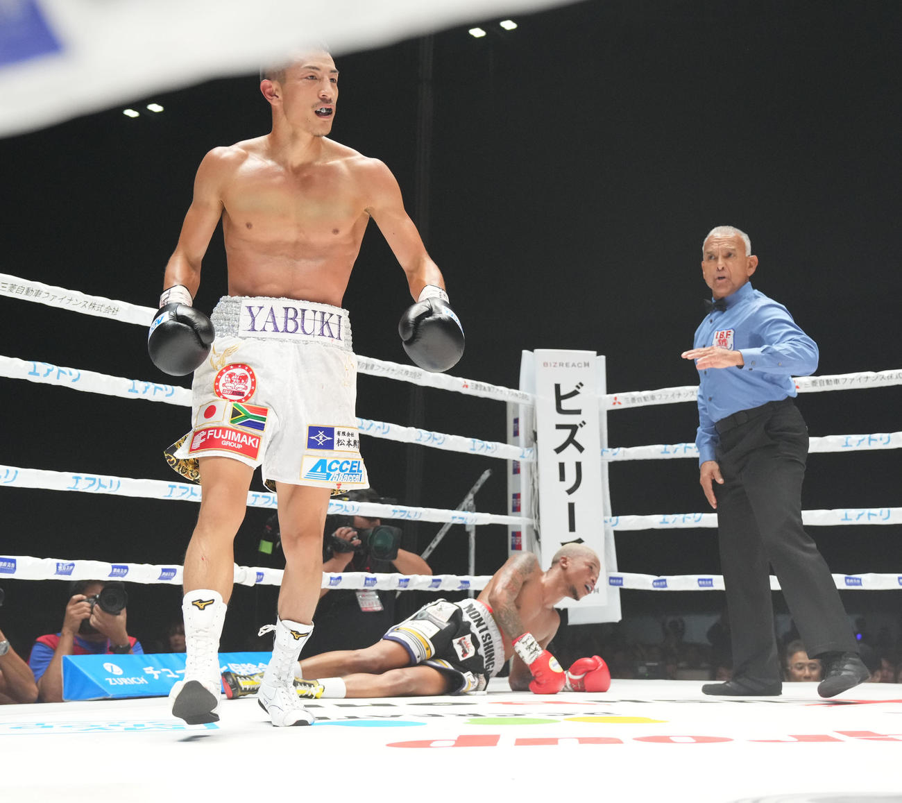 9回、ノンシンガから1度目のダウンを奪う矢吹（左）（撮影・森本幸一）