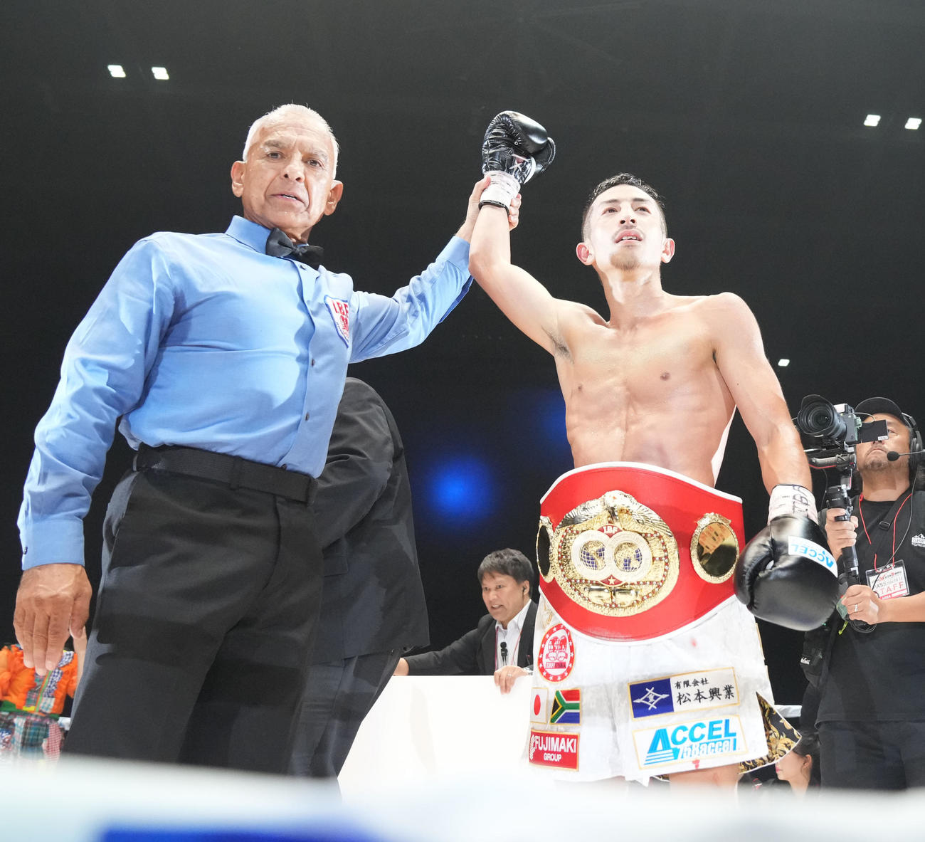 ノンシンガにKO勝利しベルト奪取した矢吹（撮影・森本幸一）