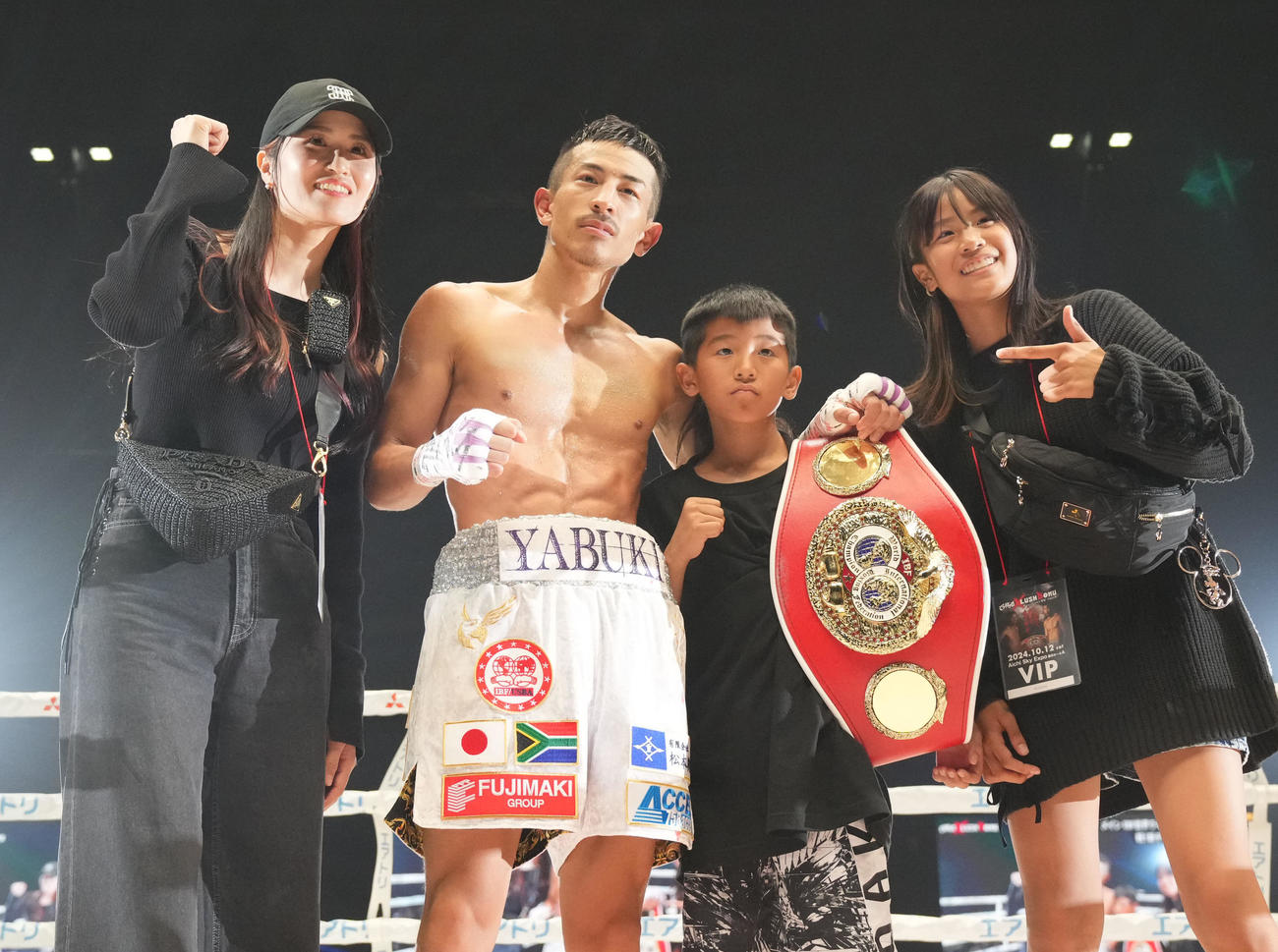 タイトル奪取し記念撮影をする、左から妻恭子さん、矢吹、長男克羽さん、長女夢月さん（撮影・森本幸一）