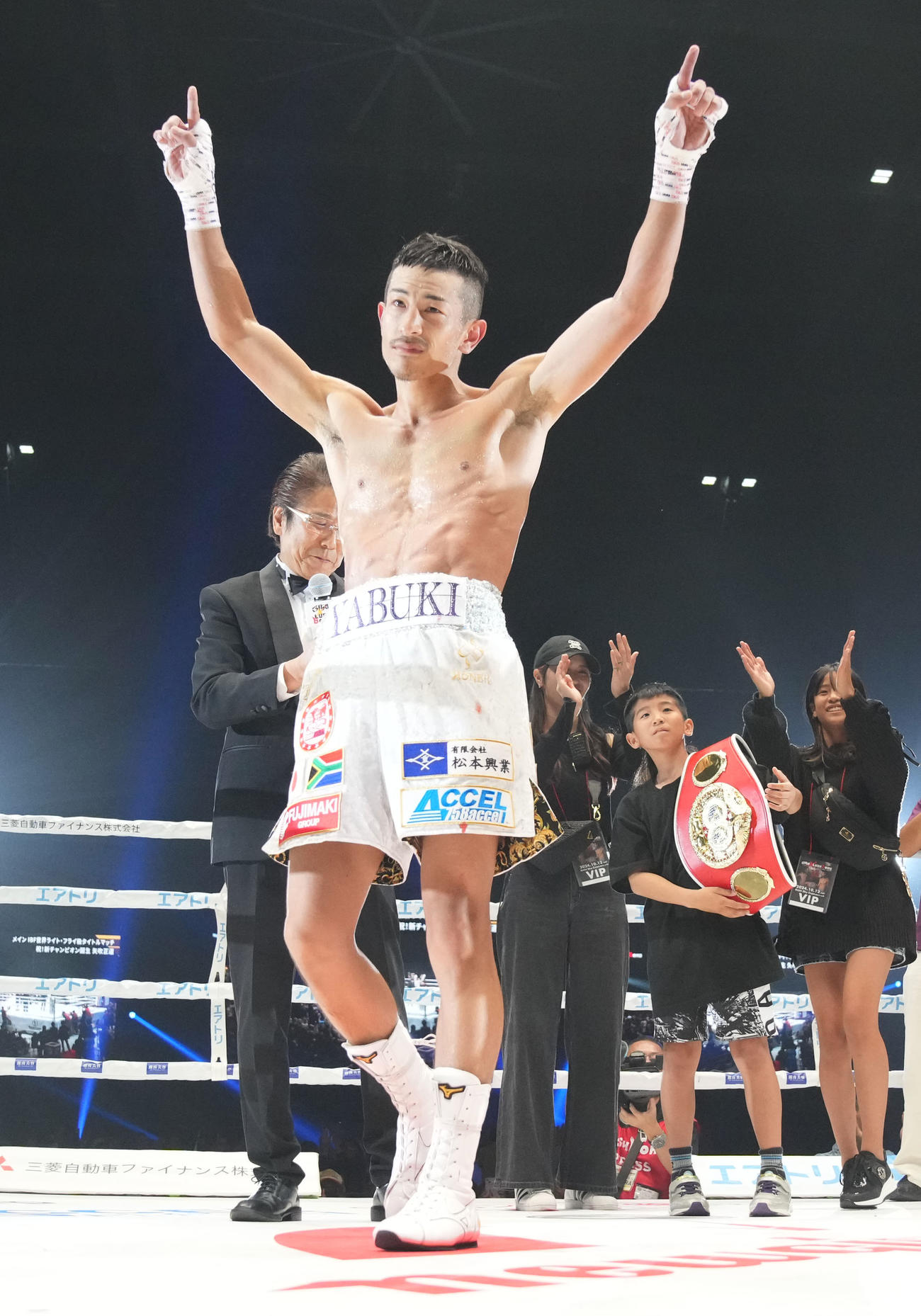 タイトル奪取し喜ぶ矢吹（撮影・森本幸一）