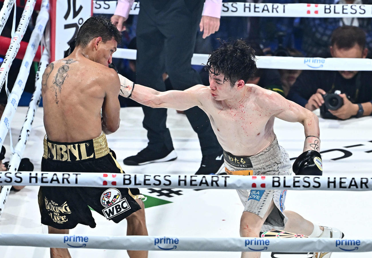 7回、寺地（右）はロサレスにパンチを打ち込む（撮影・滝沢徹郎）