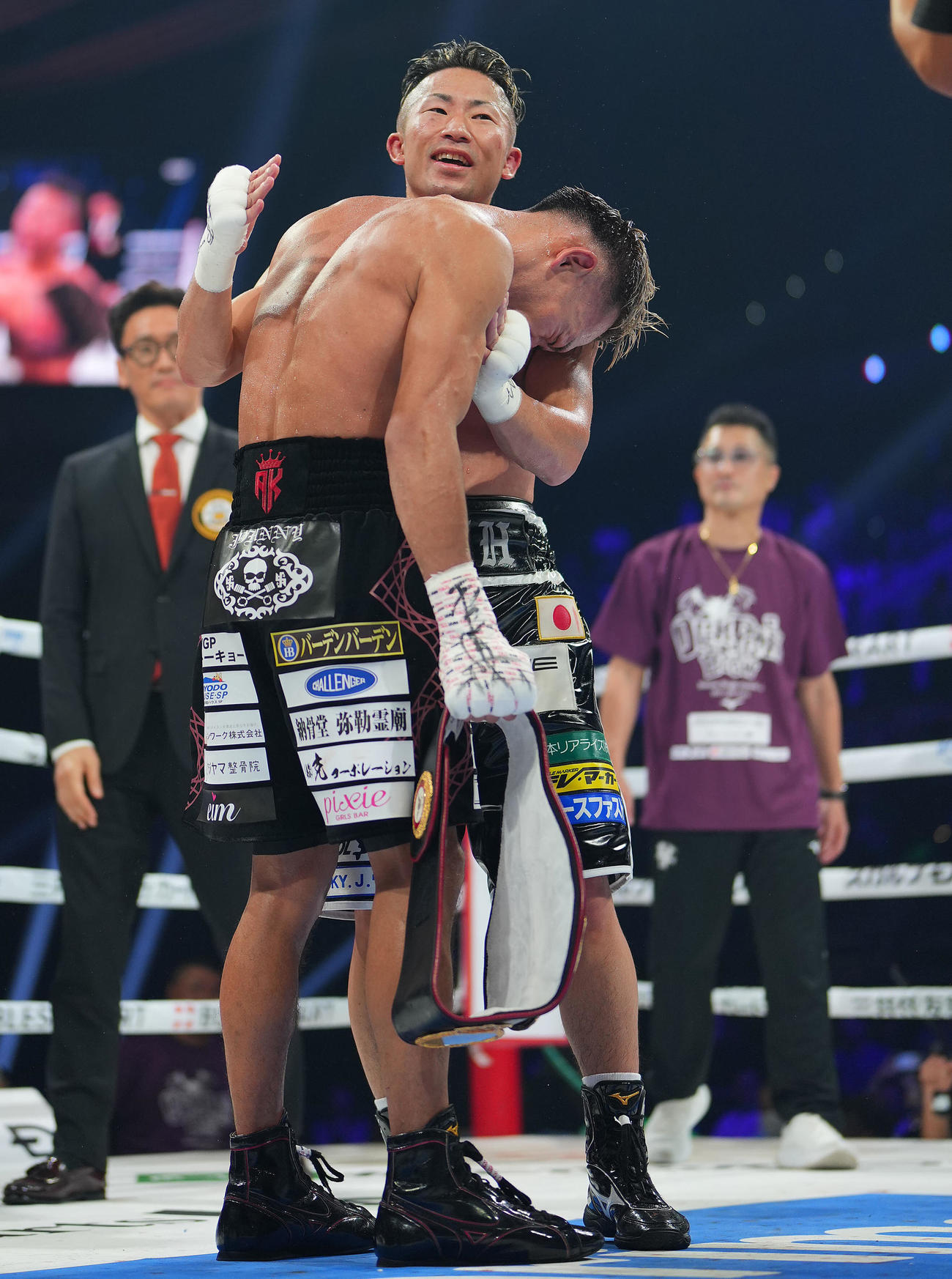 井上拓真対堤聖也　新チャンピオンの堤（左）と笑顔で健闘をたたえ合う井上拓（撮影・横山健太）