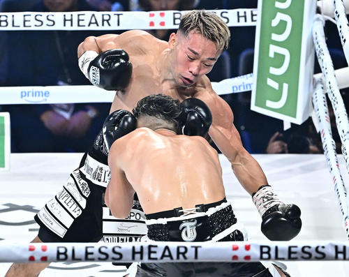 2回、堤（後方）は井上拓にパンチを打ち込む（撮影・滝沢徹郎）