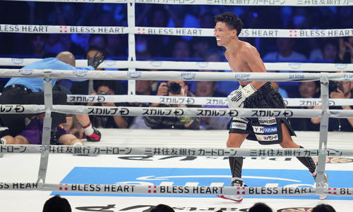 3回、ノリエガから2度目のダウンを奪い、笑顔で駆け出す岩田（撮影・鈴木みどり）