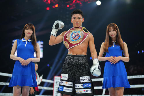岩田翔吉対ハイロ・ノリエガ　3回、KO勝ちでチャンピオンベルトを肩にかけ写真に納まる岩田（中央）（撮影・横山健太）