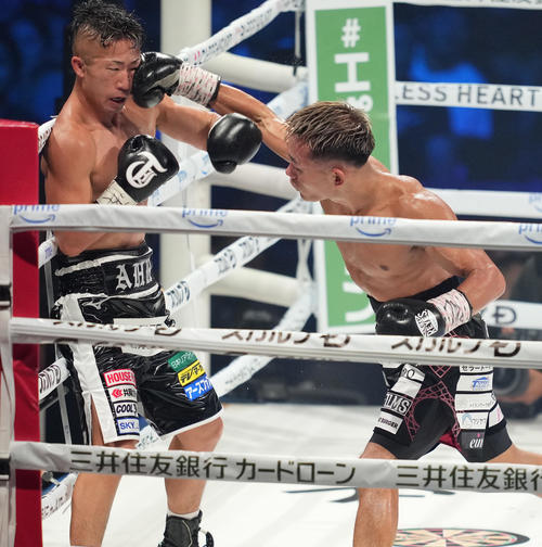 6回、井上拓（左）にパンチを見舞う堤（撮影・鈴木みどり）