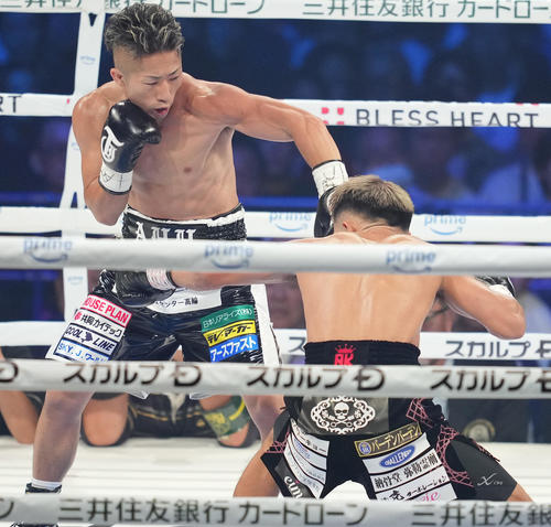 1回、堤（右）を攻める井上拓（撮影・鈴木みどり）