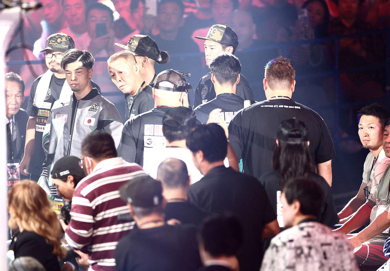 田中（左から3人目）の入場を見守るカブス鈴木（撮影・河田真司）