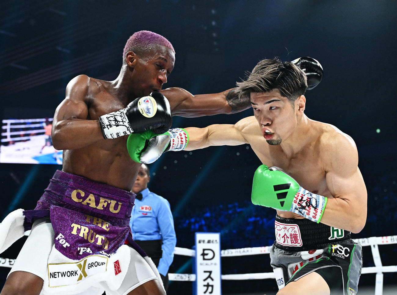 2回、激しく打ち合う田中（右）とカフ（撮影・滝沢徹郎）