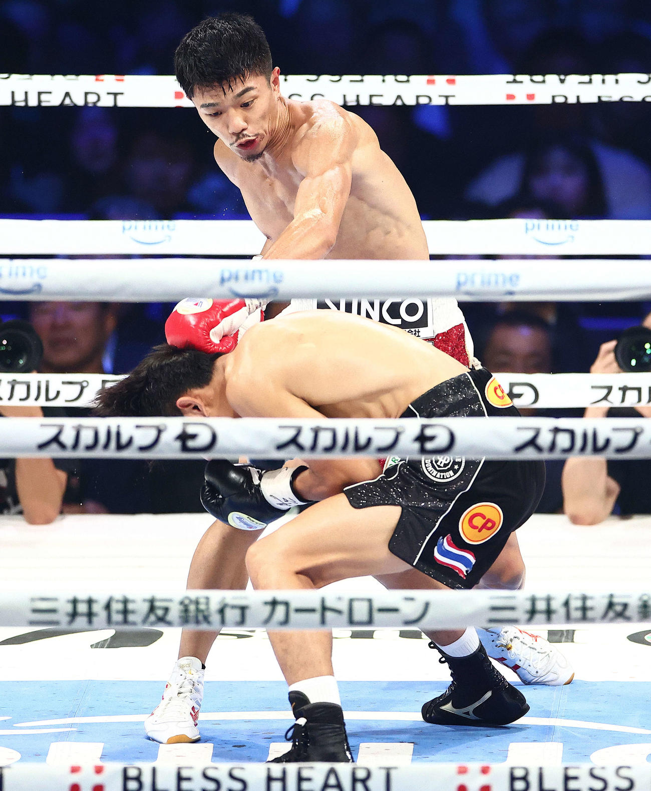 2回、ベッチ（手前）を攻める中谷（撮影・河田真司）