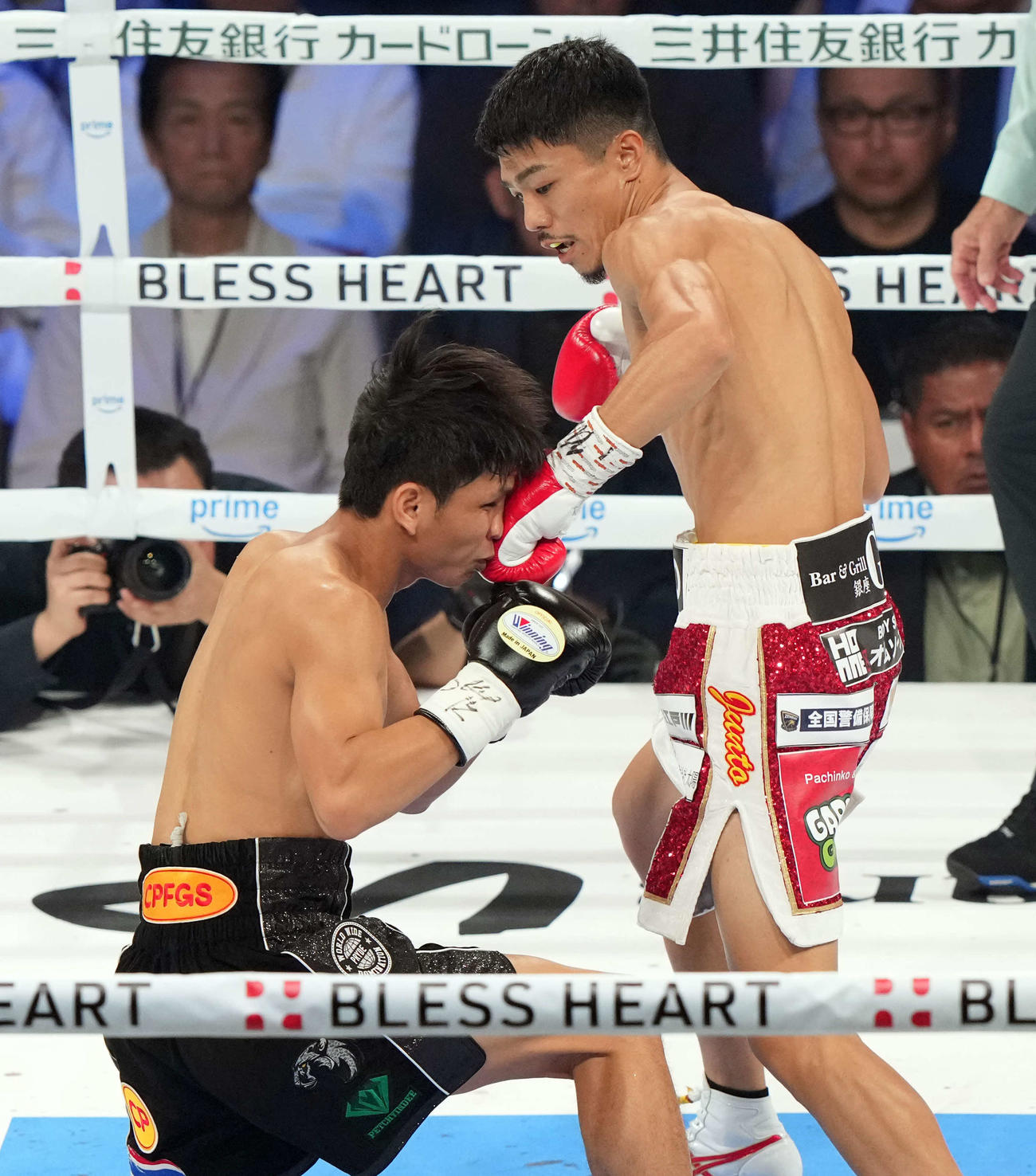 1回、ペッチ（左）にパンチを見舞う中谷（撮影・たえ見朱実）