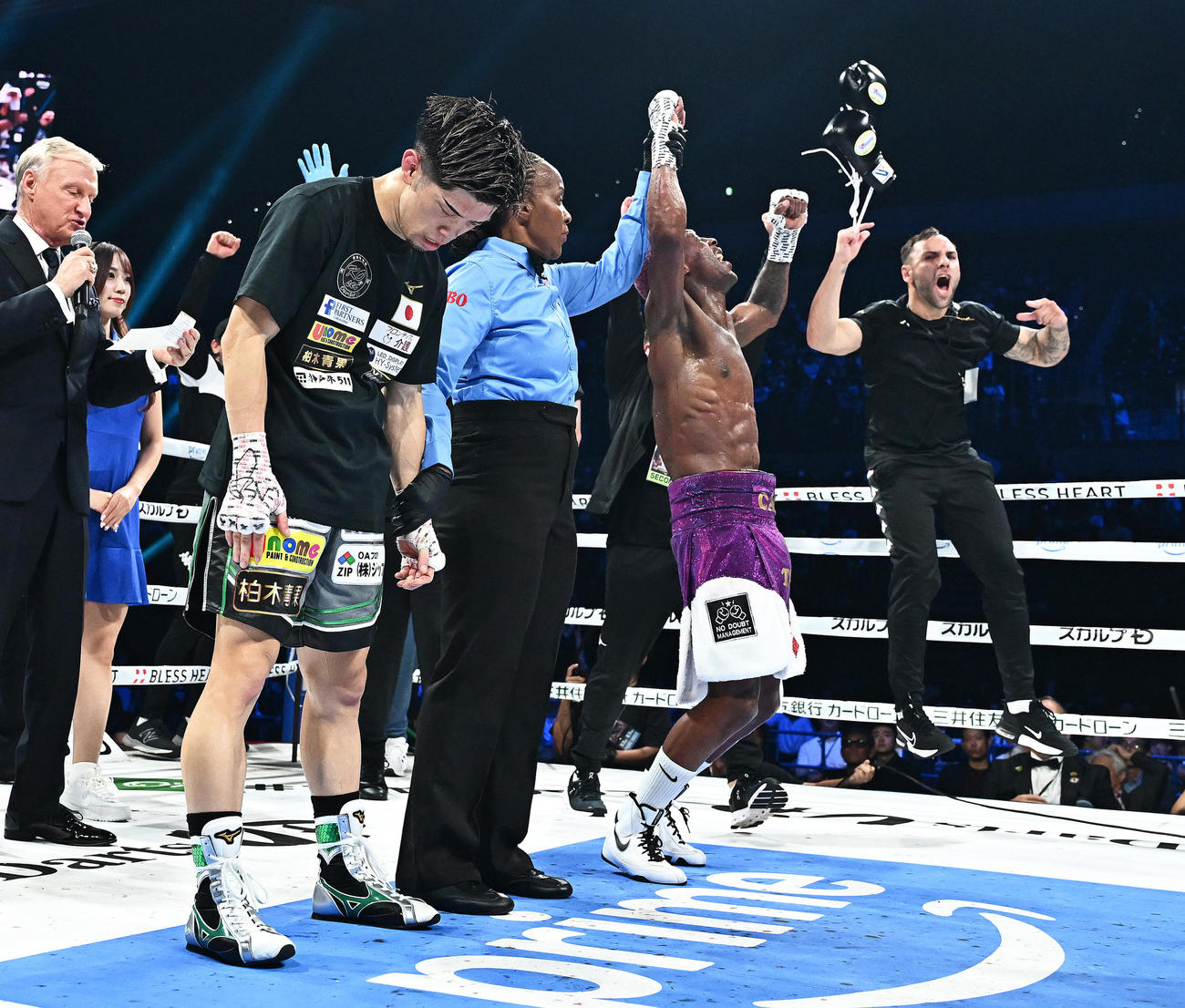 田中（左）はカフに判定で敗れうつむく（撮影・滝沢徹郎）（撮影・足立雅史）