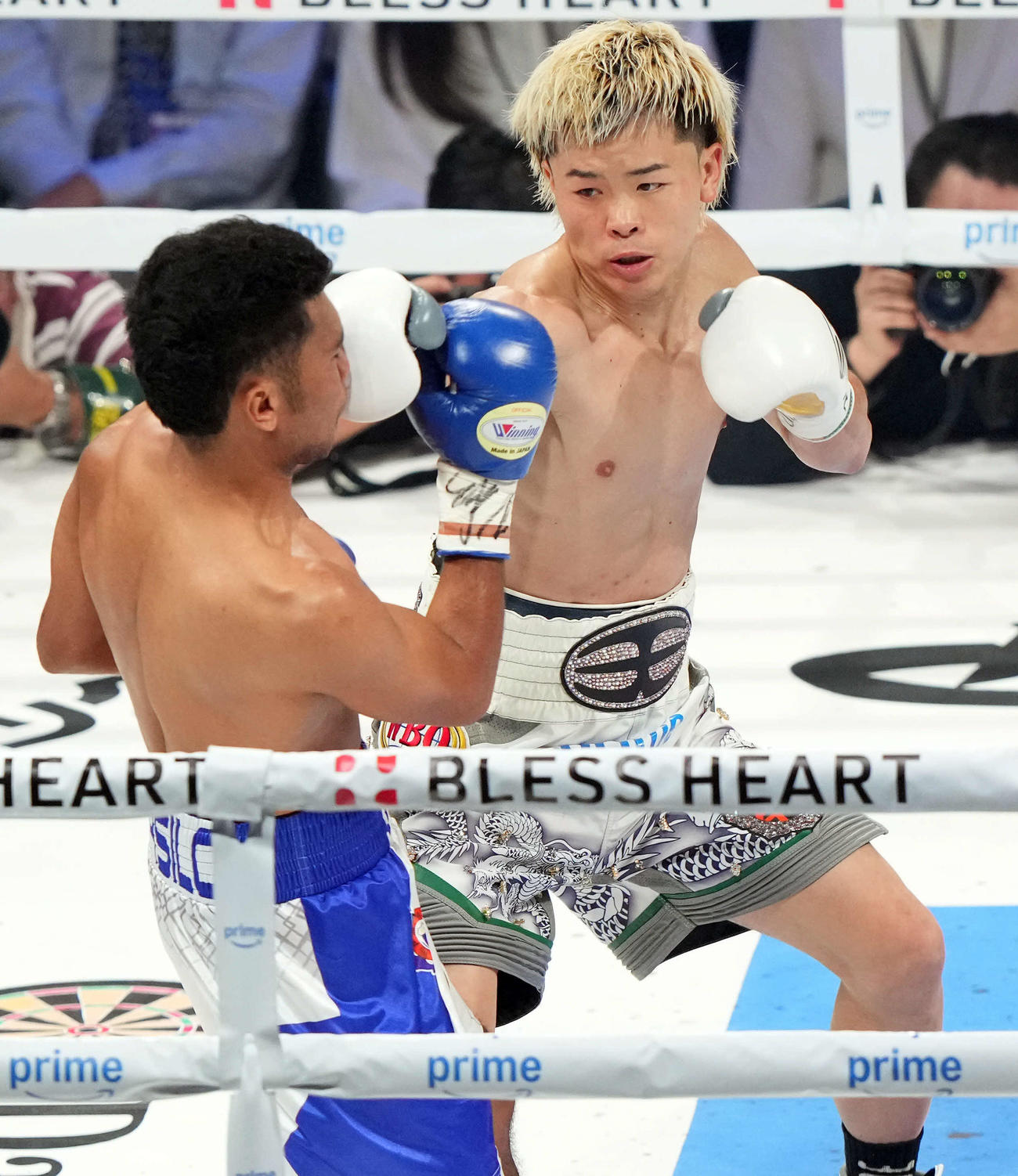 1回、アシロに攻め込む那須川（撮影・たえ見朱実）