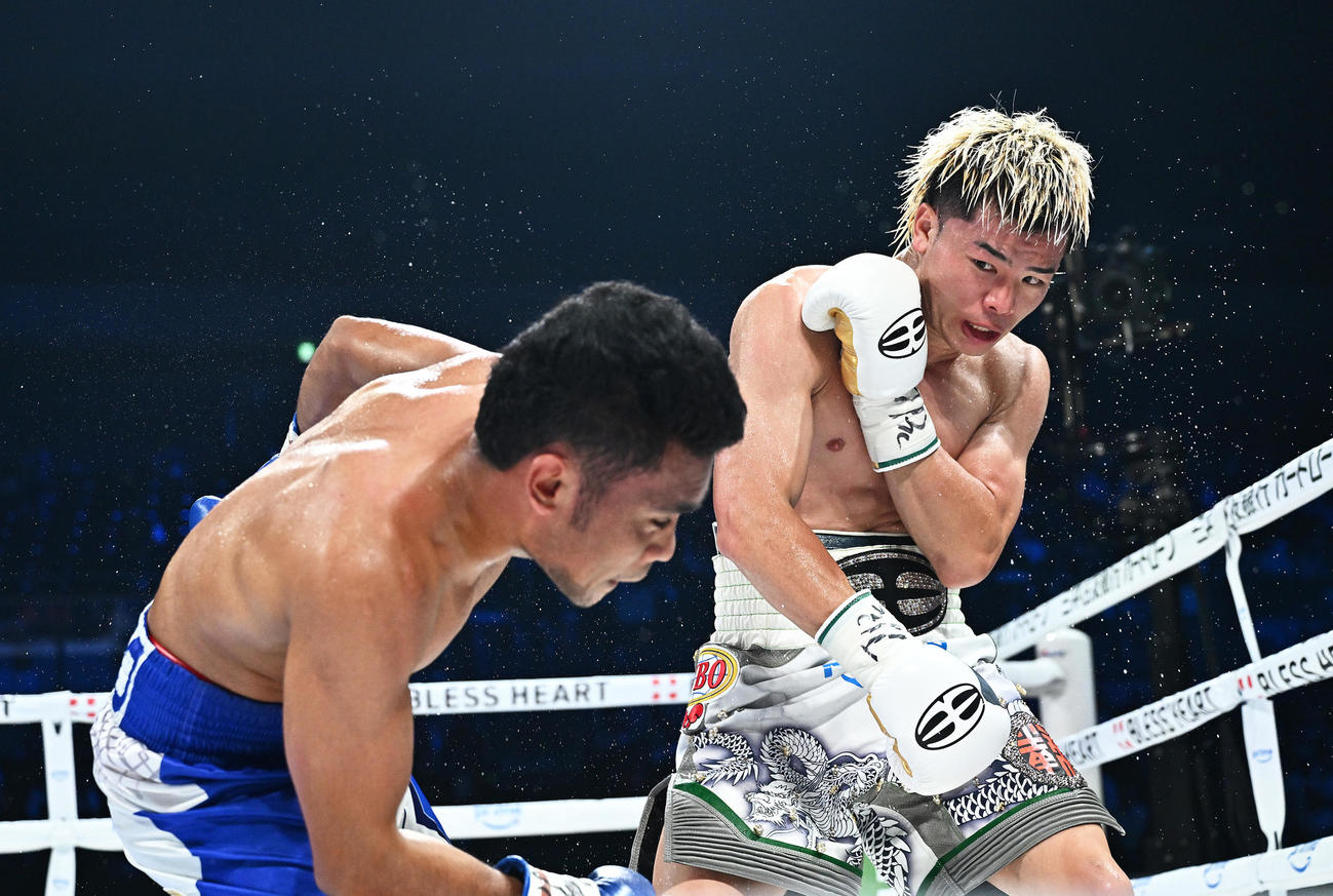 5回、激しく打ち合う那須川（右）とアシロ（撮影・滝沢徹郎）