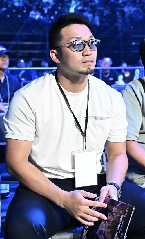 観戦するカブス鈴木誠也（撮影・滝沢徹郎）