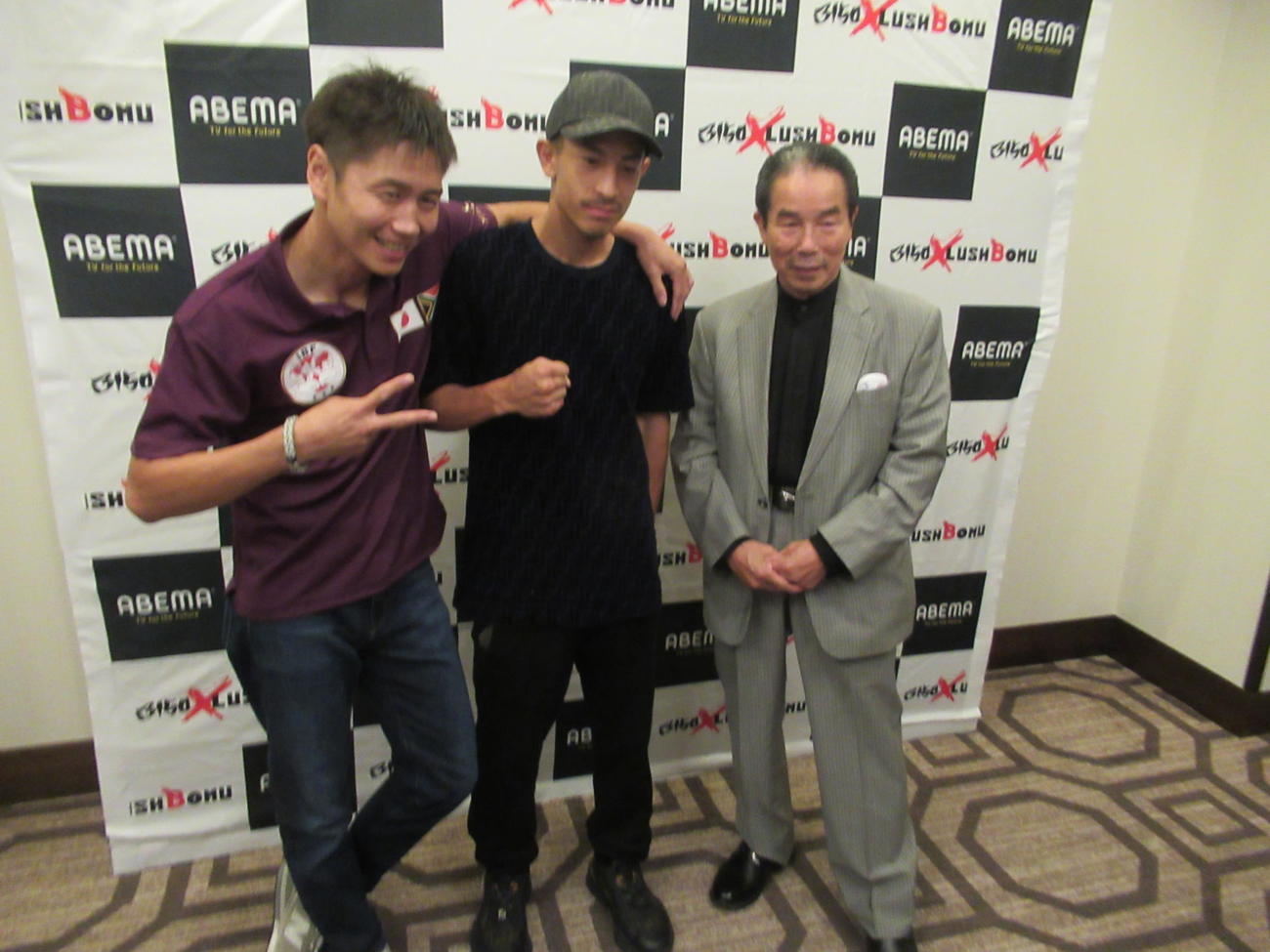 王座奪取から一夜明け会見に臨んだ矢吹（中央）と松尾会長（右）、滝沢トレーナー（撮影・実藤健一）