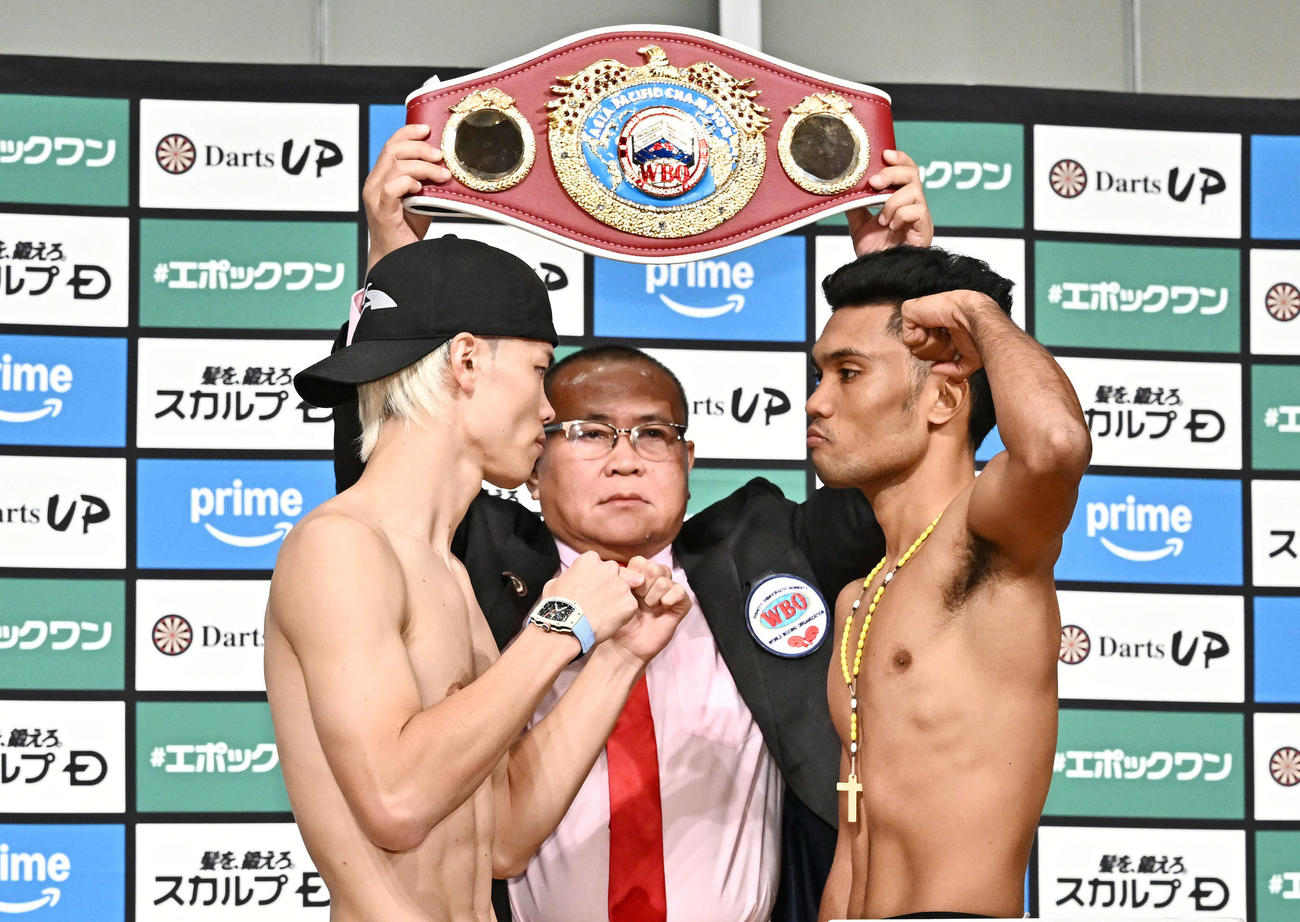 フェースオフで向かい合う那須川（左）とアシロ（撮影・滝沢徹郎）