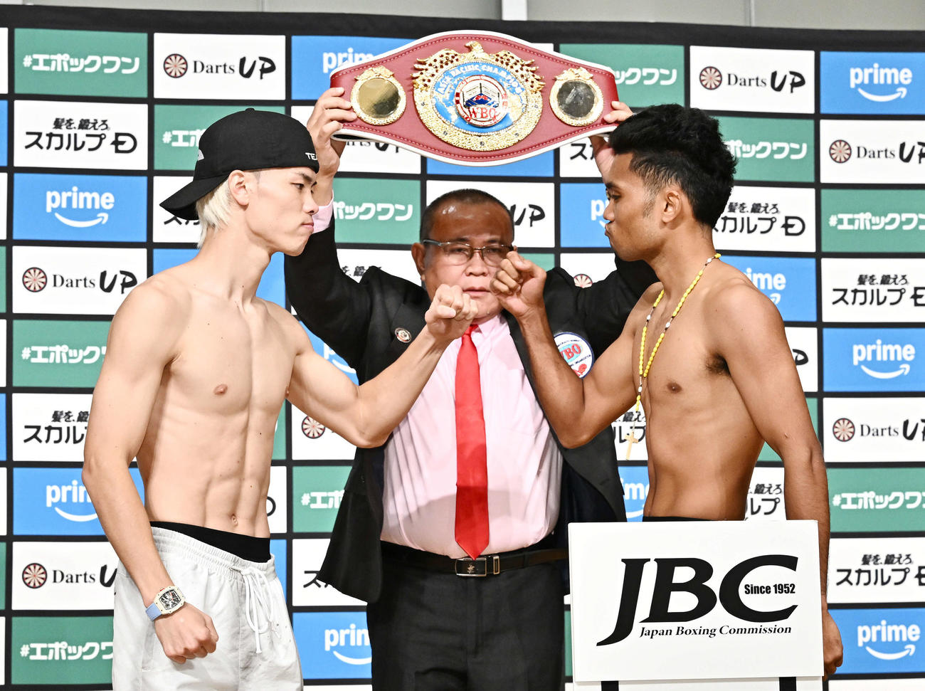 フェースオフを終えグータッチする那須川（左）とアシロ（撮影・滝沢徹郎）