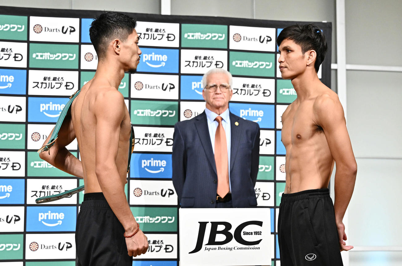 フェースオフで向かい合う中谷（左）とチットパッタナ（撮影・滝沢徹郎）