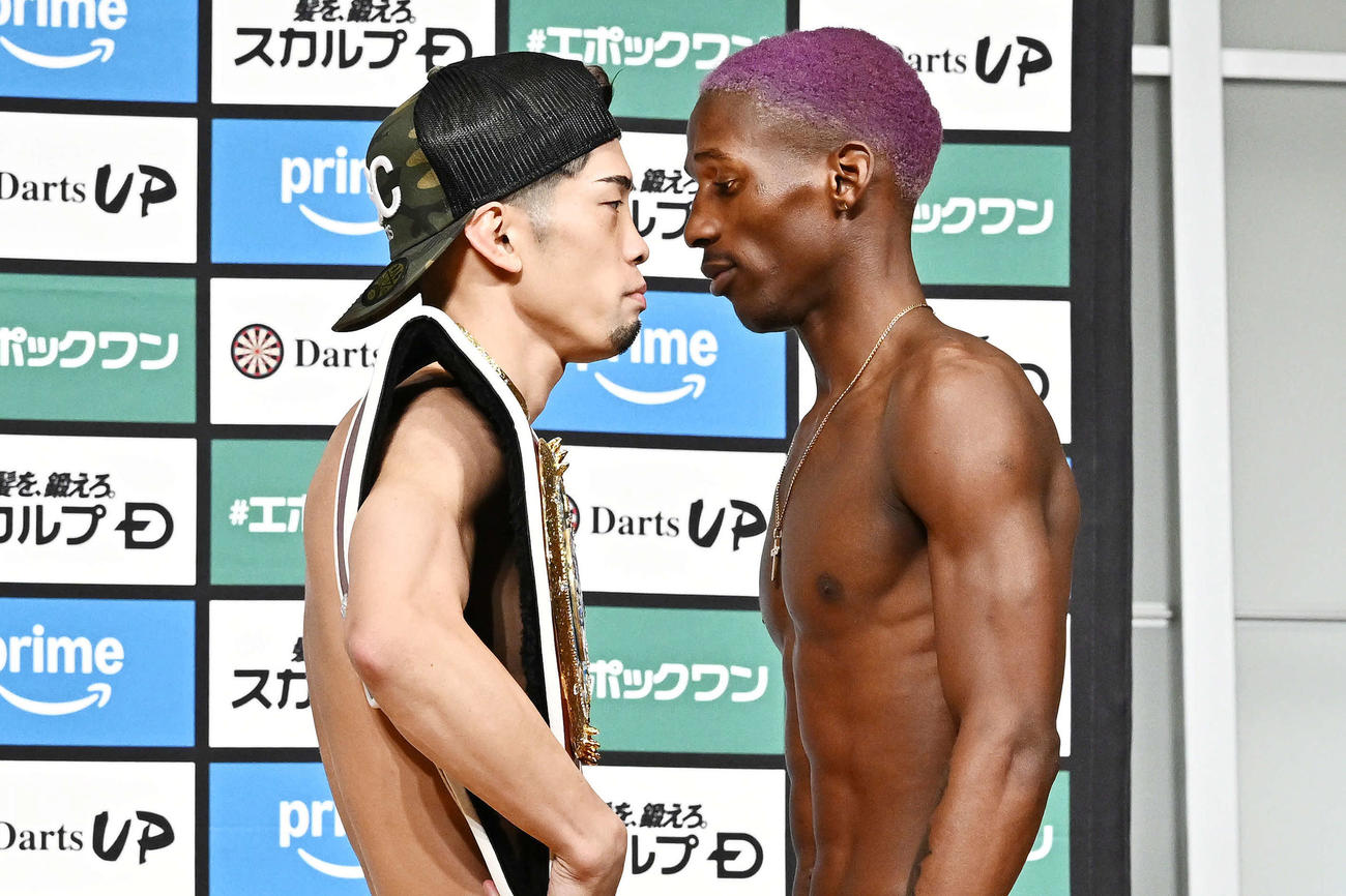 フェースオフで向かい合う田中（左）とカフ（撮影・滝沢徹郎）