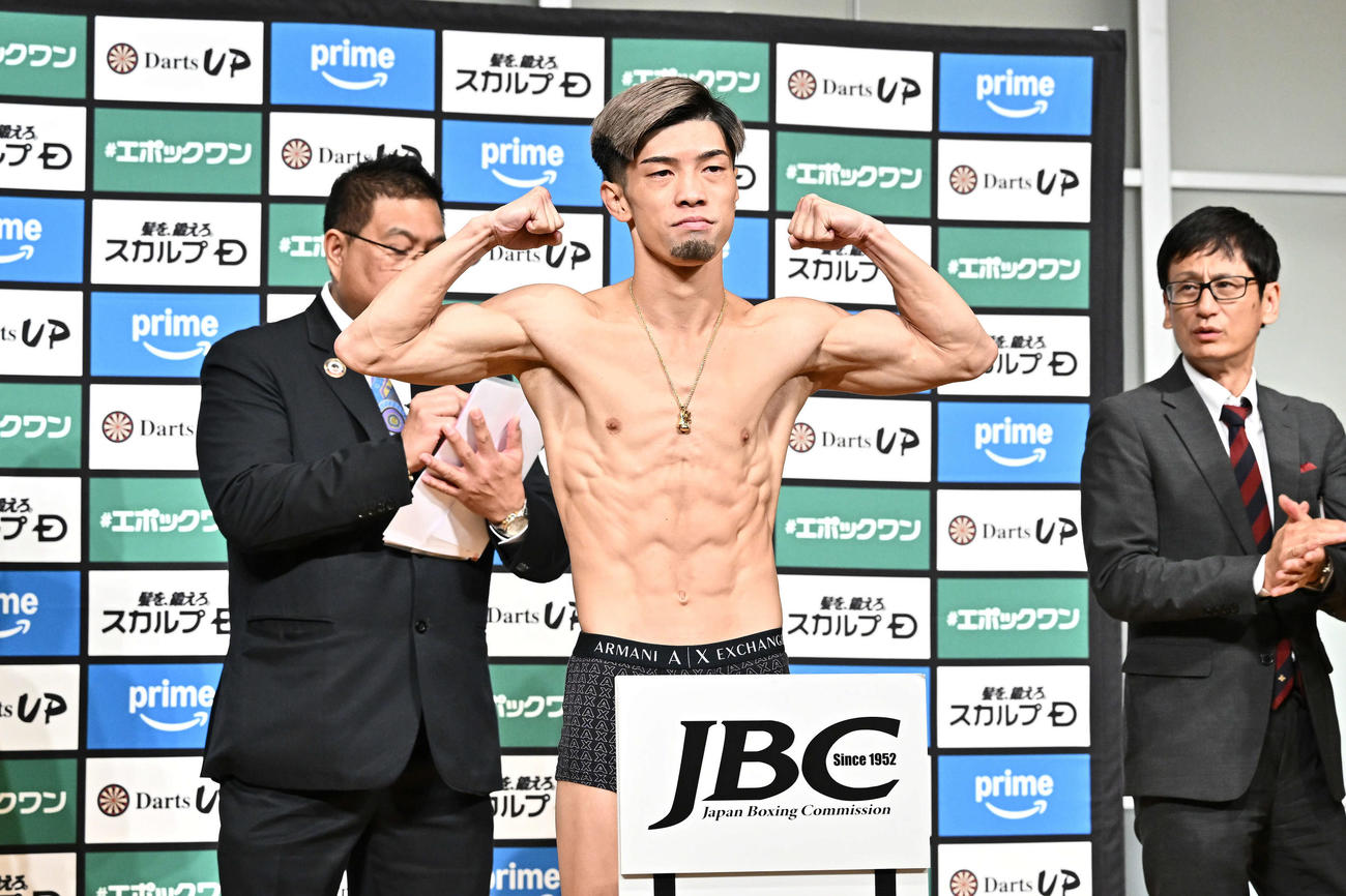 計量をクリアしポーズを決める田中（撮影・滝沢徹郎）