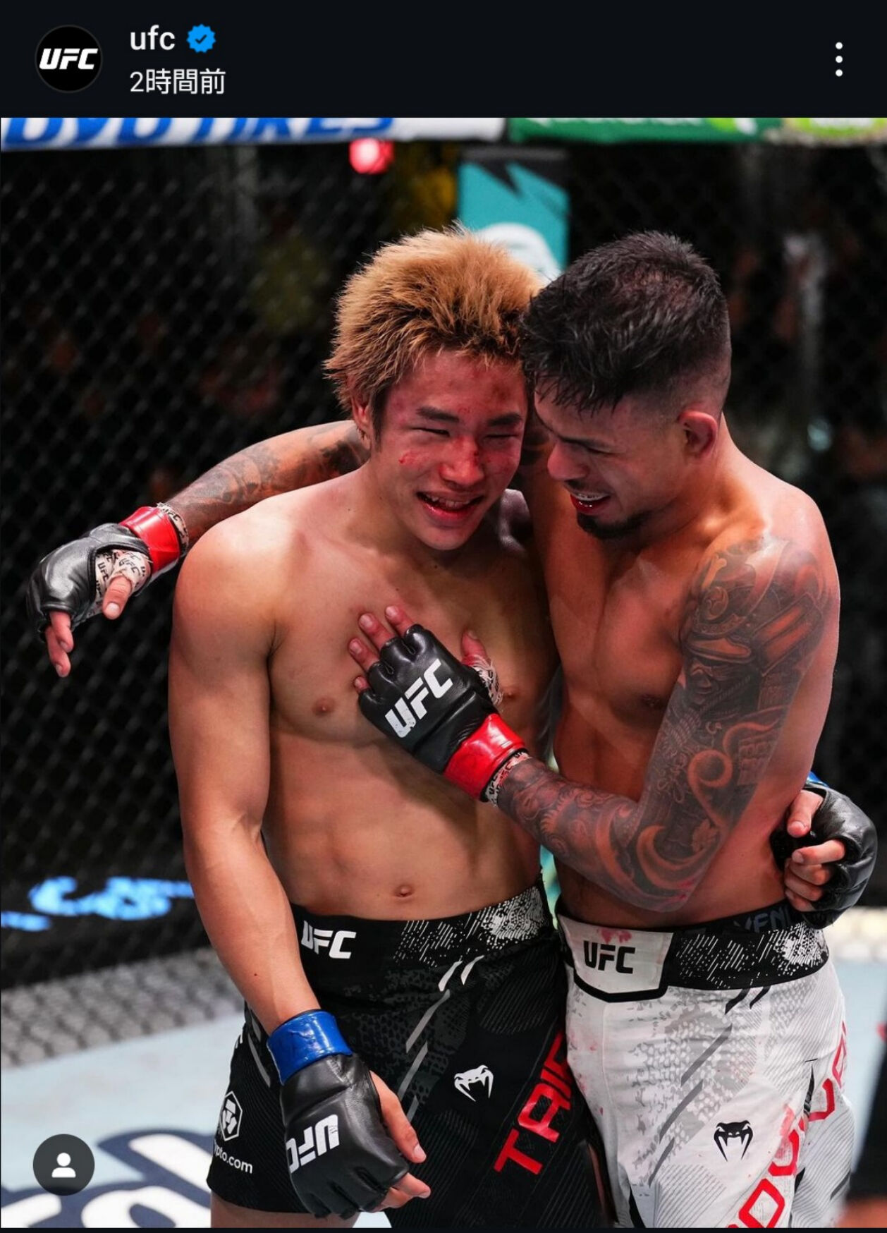 試合終了後、UFCフライ級1位ブランドン・ロイバル（右）にたたえられる同級5位平良達郎（UFC公式インスタグラムから）