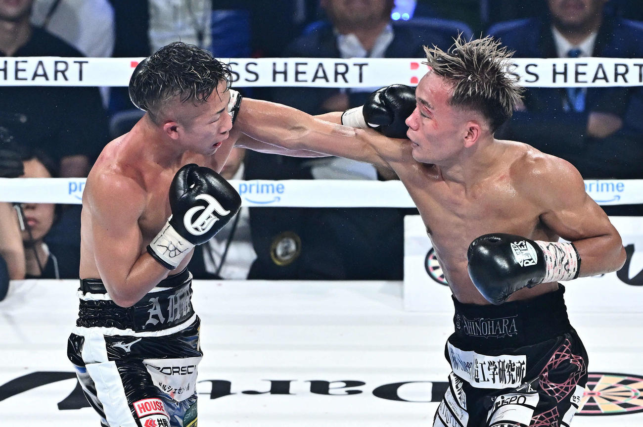 12回、パンチを交錯させる井上拓（左）と堤（撮影・滝沢徹郎）