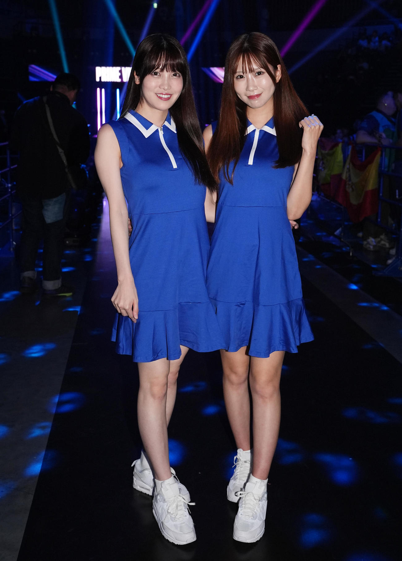 ラウンドガールを務める日南まみ（右）と赤城ありさ（撮影・横山健太）