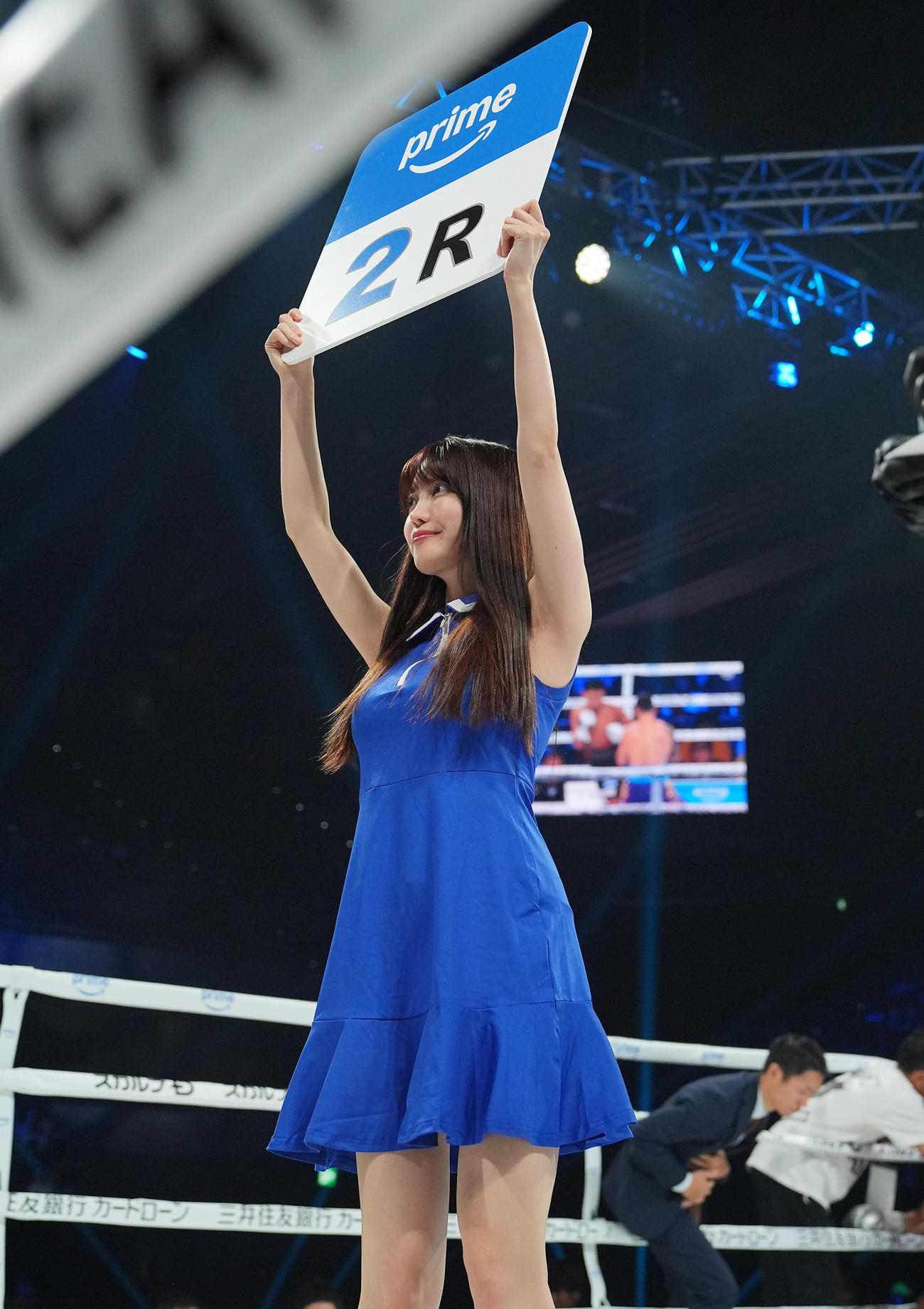 岩田翔吉対ハイロ・ノリエガ　ラウンドガールを務める赤城ありさ（撮影・横山健太）