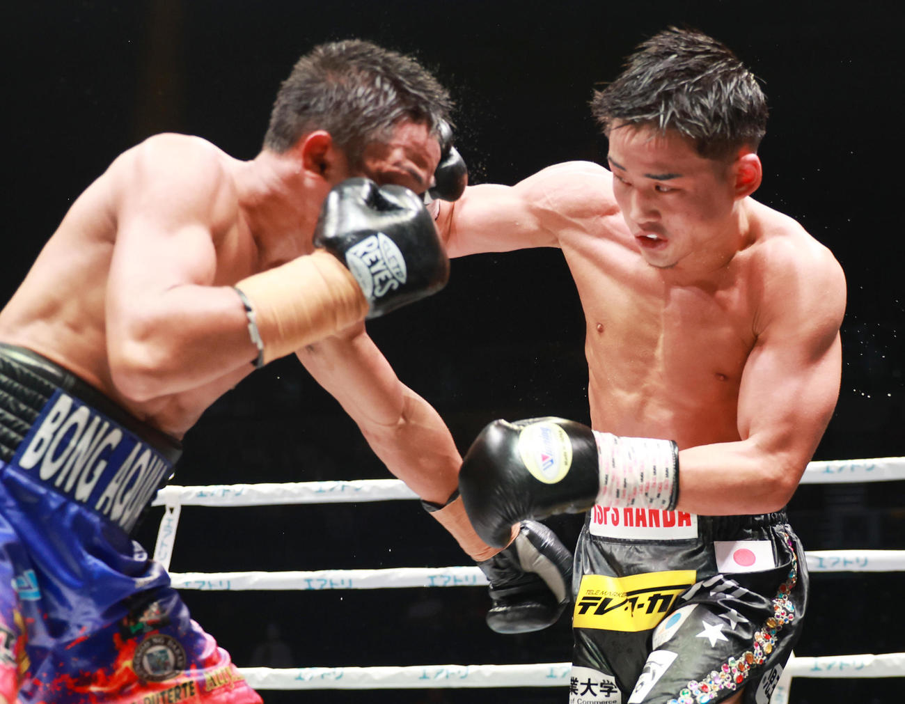 10回、ビンス・パラス（左）にパンチを見舞う京口紘人（撮影・野上伸悟）