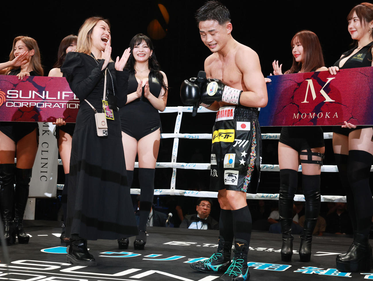 ビンス・パラスに判定勝ちし、夫人のインフルエンサーのあきまっくすに祝福される京口紘人（撮影・野上伸悟）