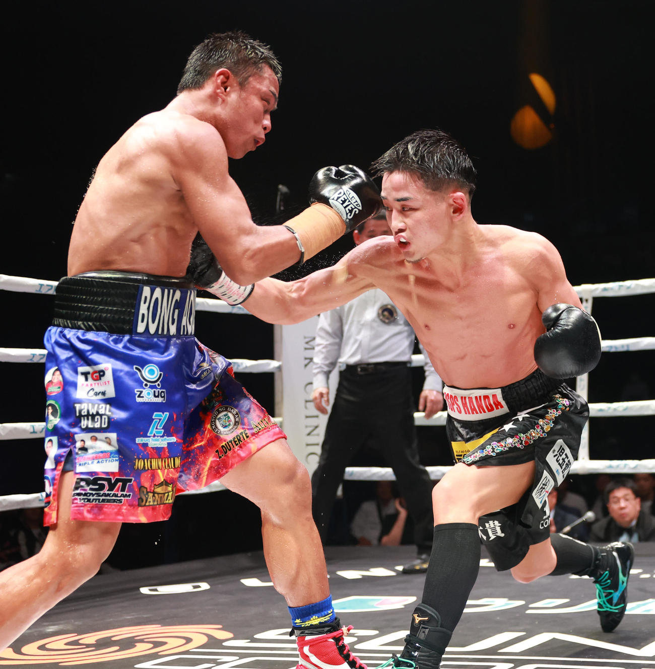 10回、ビンス・パラス（左）にパンチを見舞う京口紘人（撮影・野上伸悟）