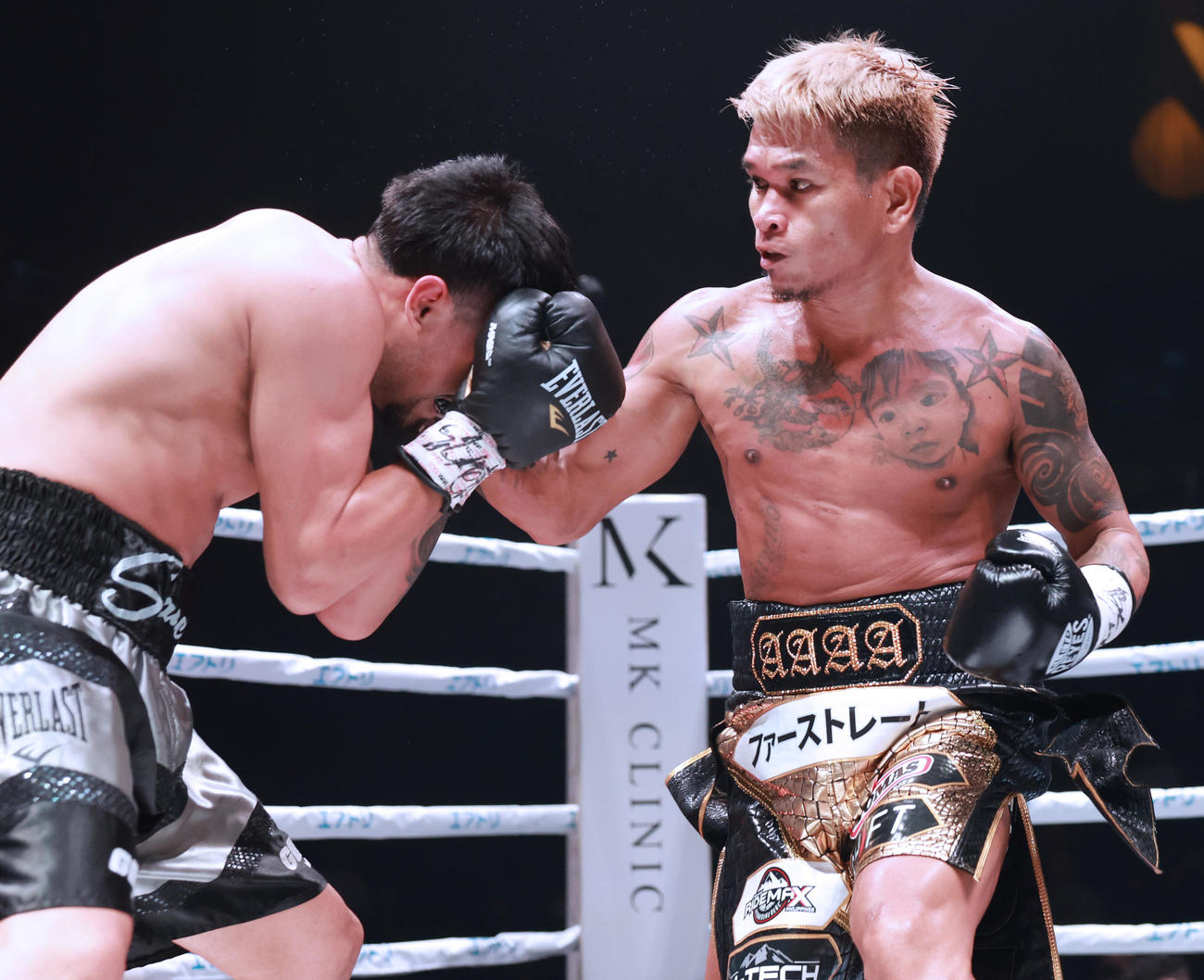 サウル・サンチェス（左）にパンチを見舞うジョンリエル・カシメロ（撮影・野上伸悟）