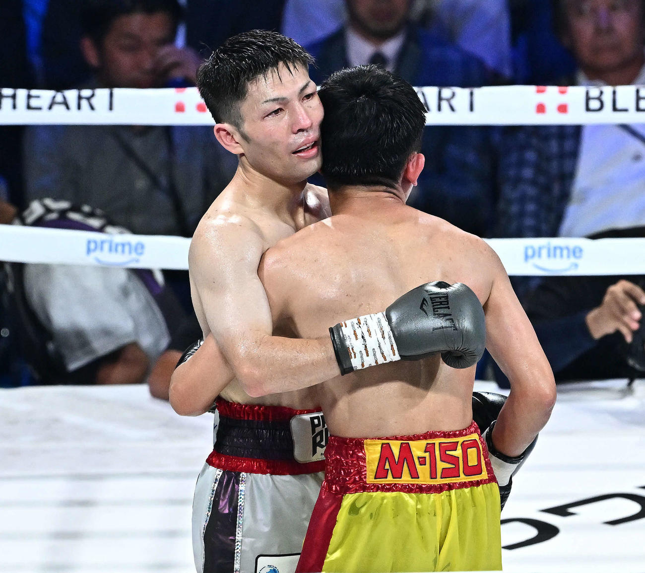 試合後、健闘をたたえ合うユーリ阿久井（左）とチャルンパック（撮影・滝沢徹郎）